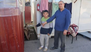 hatayda depremzede cocugun bisikleti calindi QSta8Ivq