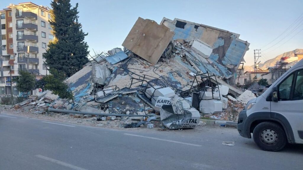 hatayda emekli ikramiyesiyle aldigi ev esi ve kizina mezar oldu gAYhSZLZ