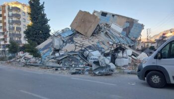 hatayda emekli ikramiyesiyle aldigi ev esi ve kizina mezar oldu gAYhSZLZ