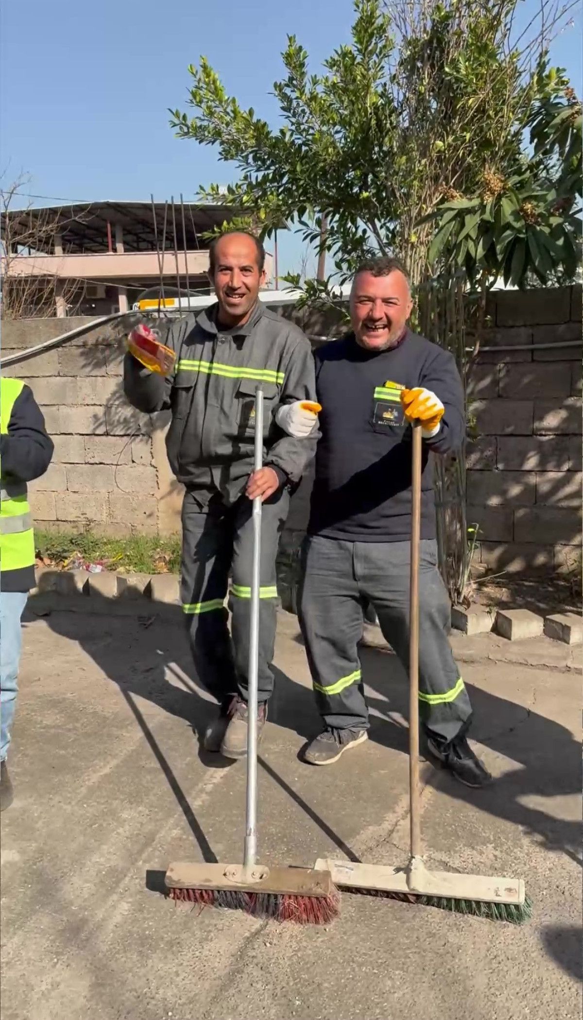 hatayda temizlik iscilerinin sosyal medya akimi paylasimi ilgi odagi oldu 1 F8Krz9Dd