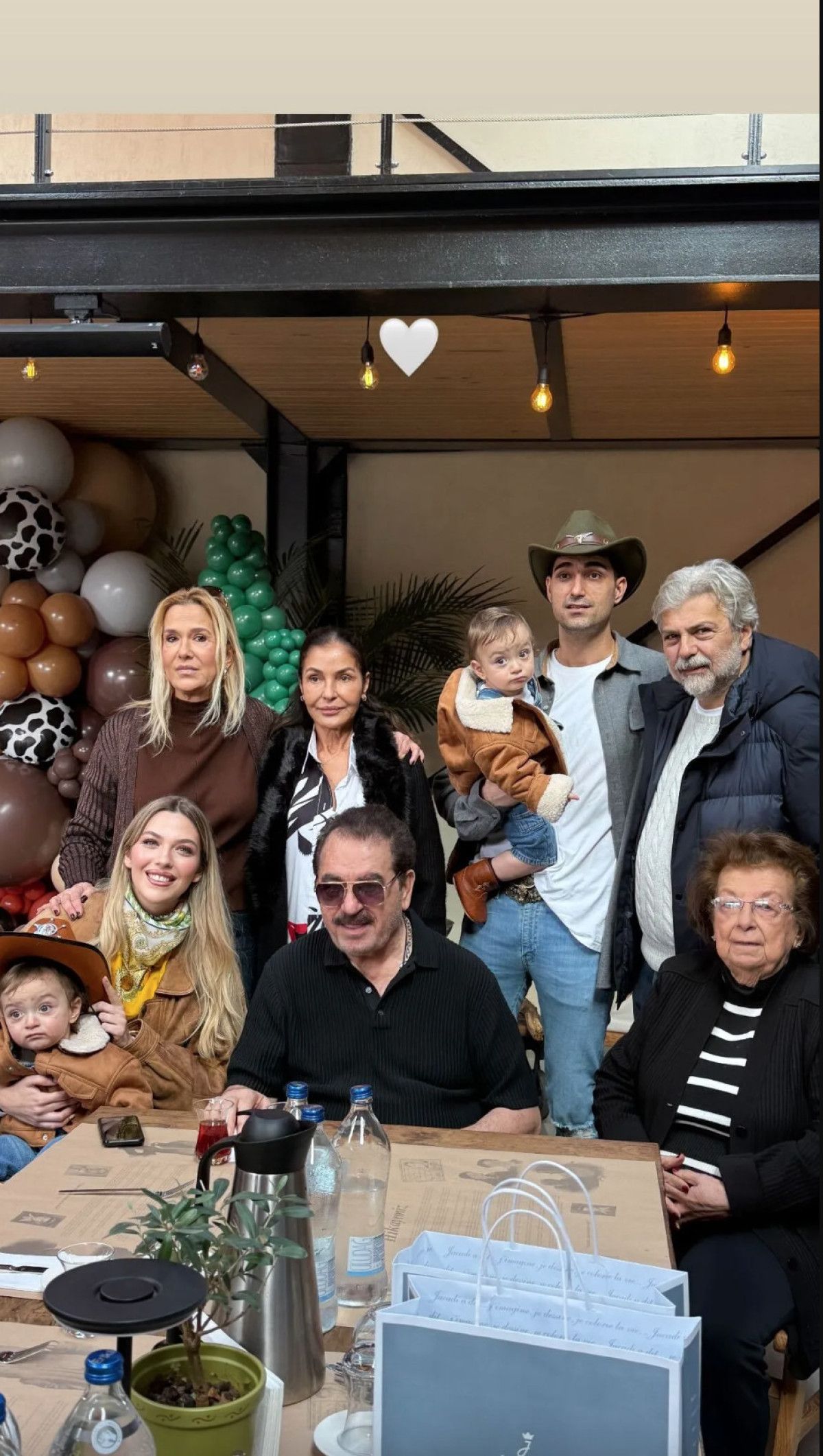 ido tatlises ve yasemin sefkatlinin ikizleri 1 yasinda butun aile bir araya geldi 1 ns9nqa9k