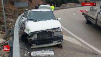ispartada otomobil bariyere carpti anne ile 3 cocugu kazayi yara almadan atlatti Di4XhXLe