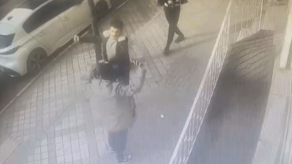 istanbul bagcilarda baskasina benzetilen sahis bicaklanarak olduruldu xHd7LyDY
