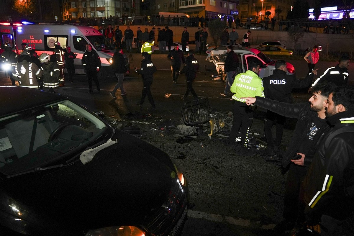 istanbul esenlerde 5 aracli zincirleme kaza 1 olu 1 Bg5isU8X