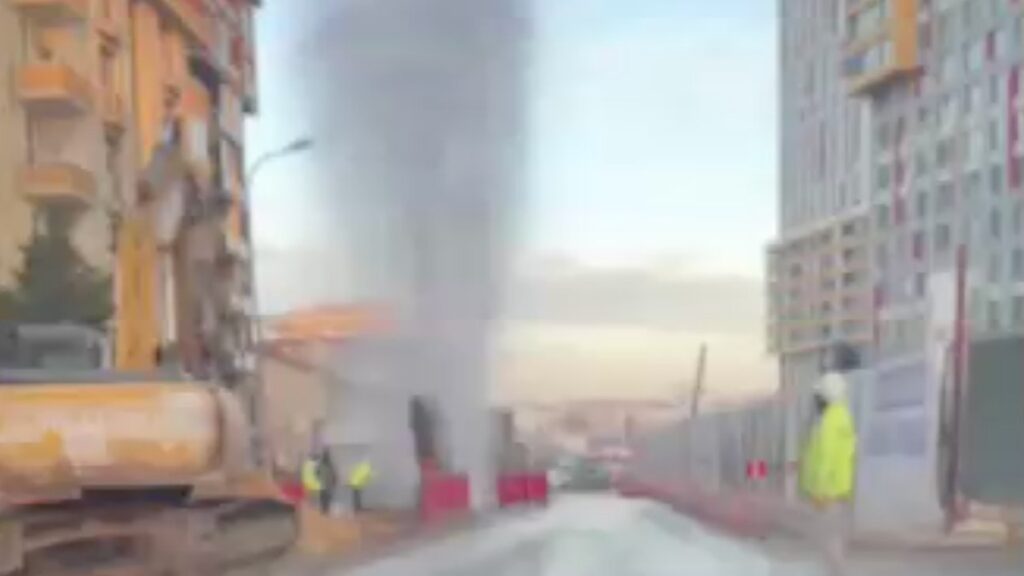 istanbul kadikoyde su borusu patladi L4Beg2Ok