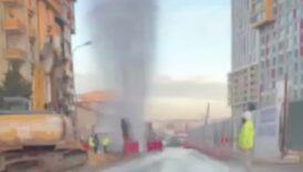 istanbul kadikoyde su borusu patladi L4Beg2Ok