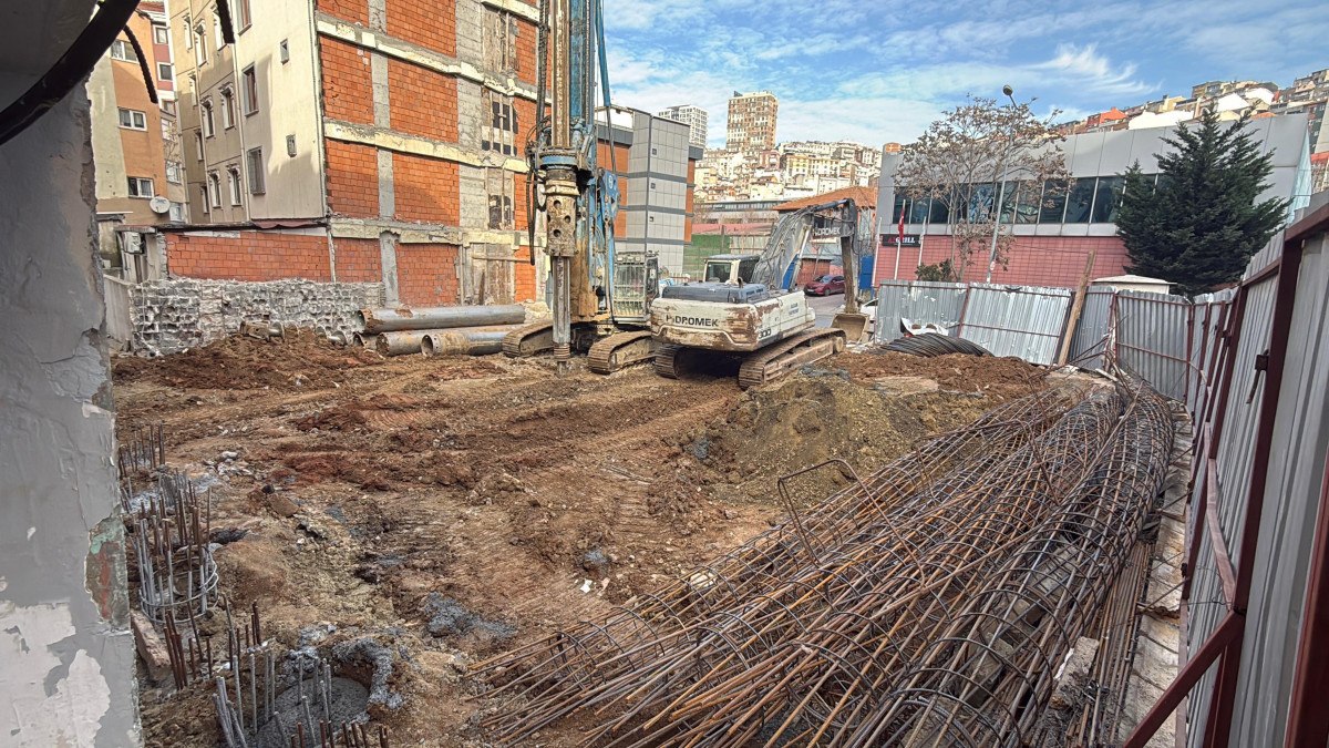istanbul kagithanede bir binada yanindaki insaat nedeniyle catlaklar olustu 10