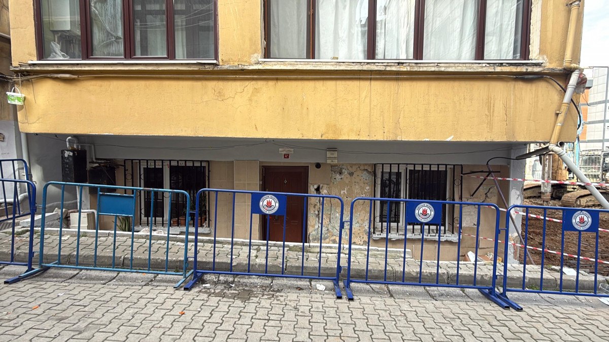 istanbul kagithanede bir binada yanindaki insaat nedeniyle catlaklar olustu 12 kYEiLCkr