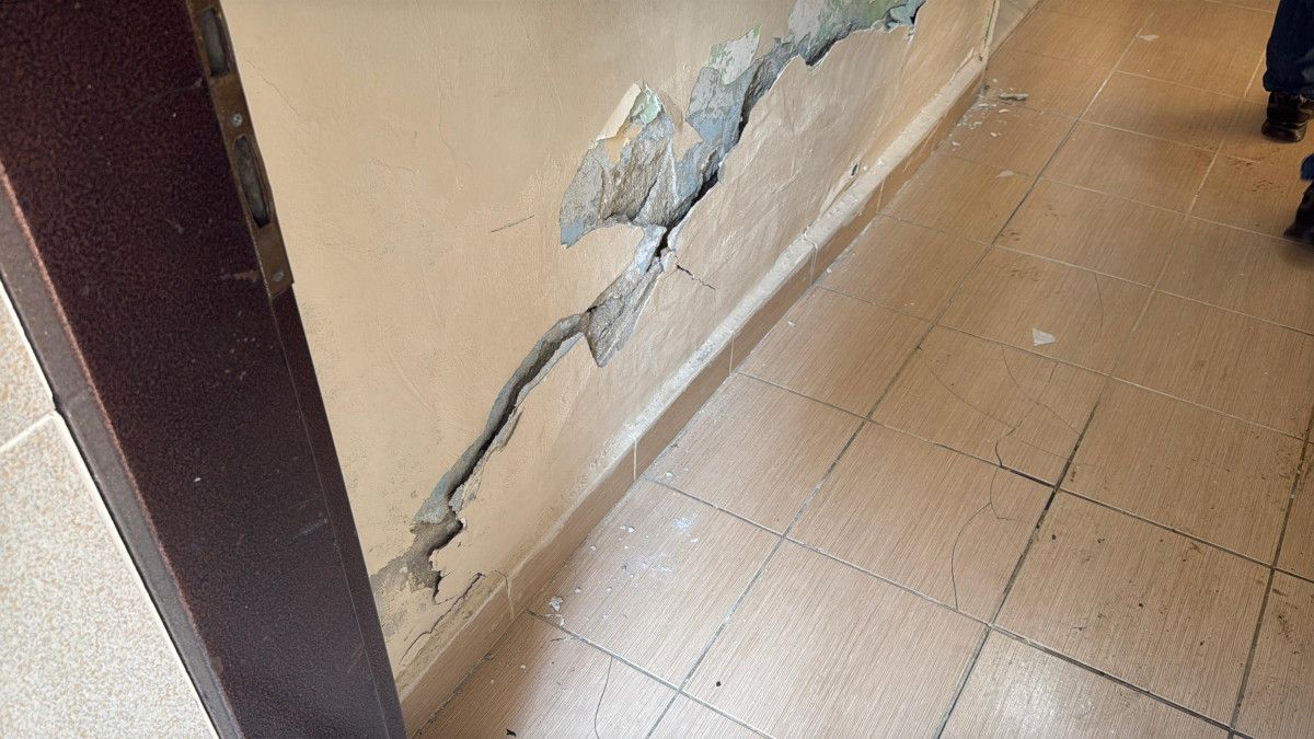 istanbul kagithanede bir binada yanindaki insaat nedeniyle catlaklar olustu 2 75PqwnAs