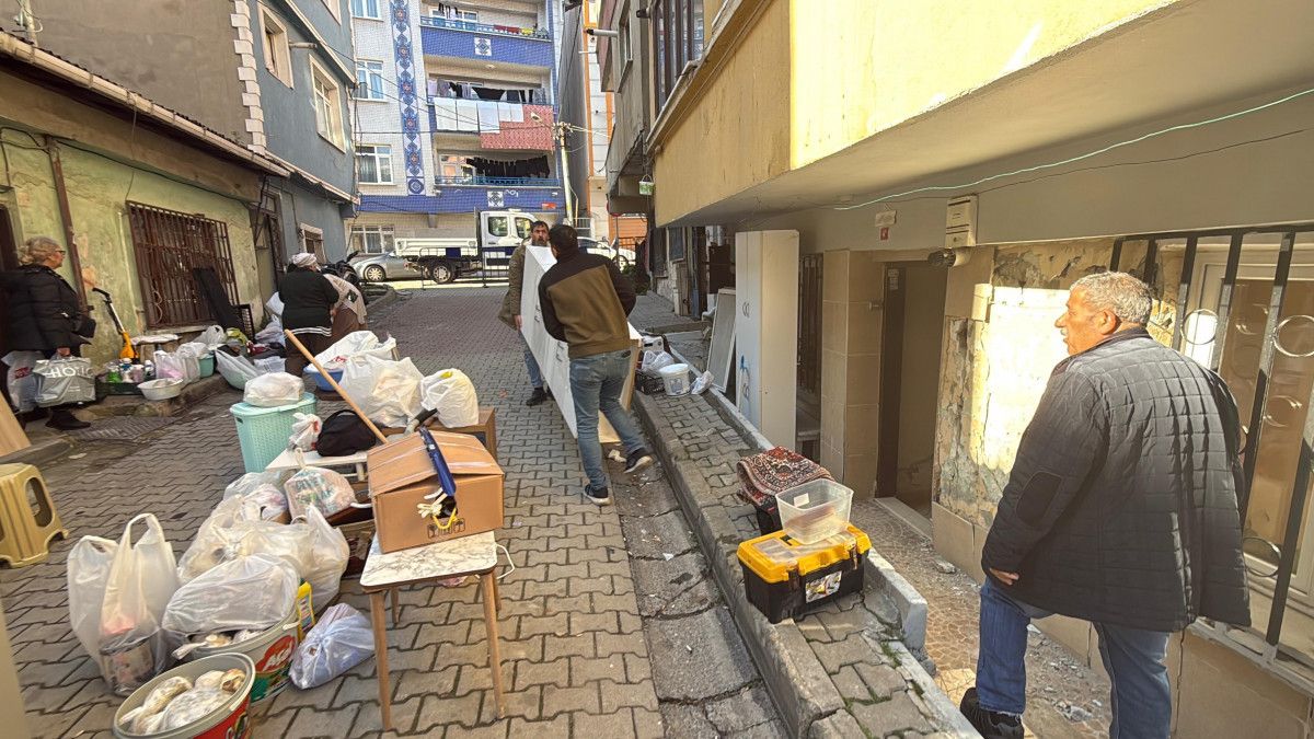 istanbul kagithanede bir binada yanindaki insaat nedeniyle catlaklar olustu 4 aFgcgNvv