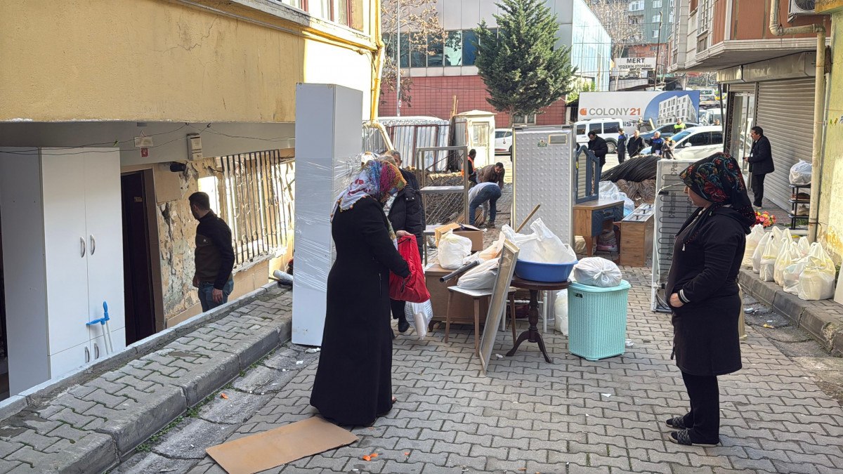 istanbul kagithanede bir binada yanindaki insaat nedeniyle catlaklar olustu 6 SWv1nLvn