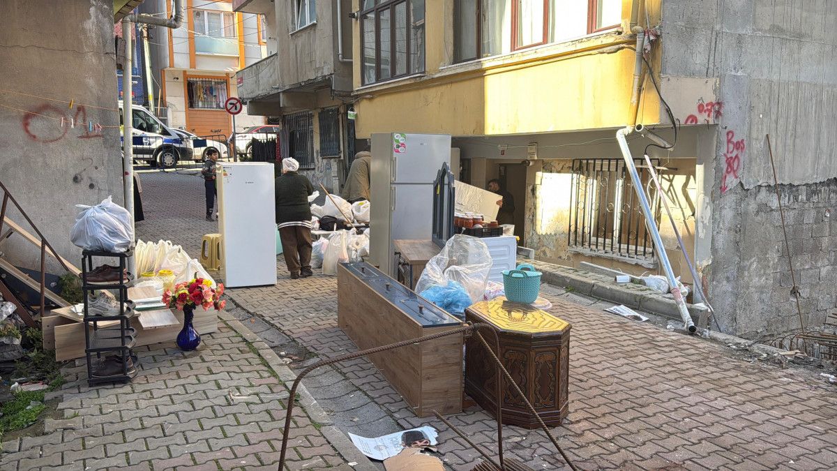 istanbul kagithanede bir binada yanindaki insaat nedeniyle catlaklar olustu 7 sLbISQY3