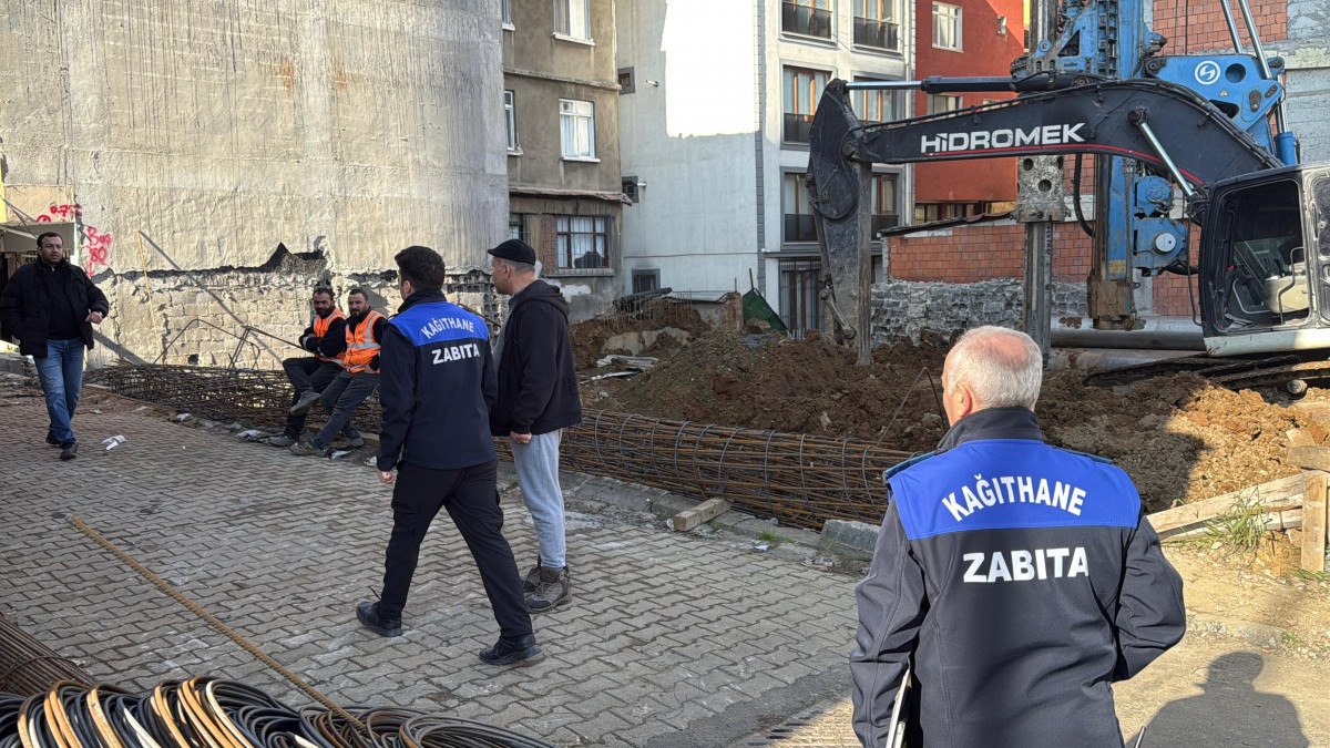 istanbul kagithanede bir binada yanindaki insaat nedeniyle catlaklar olustu 9 EgJ2fqNT