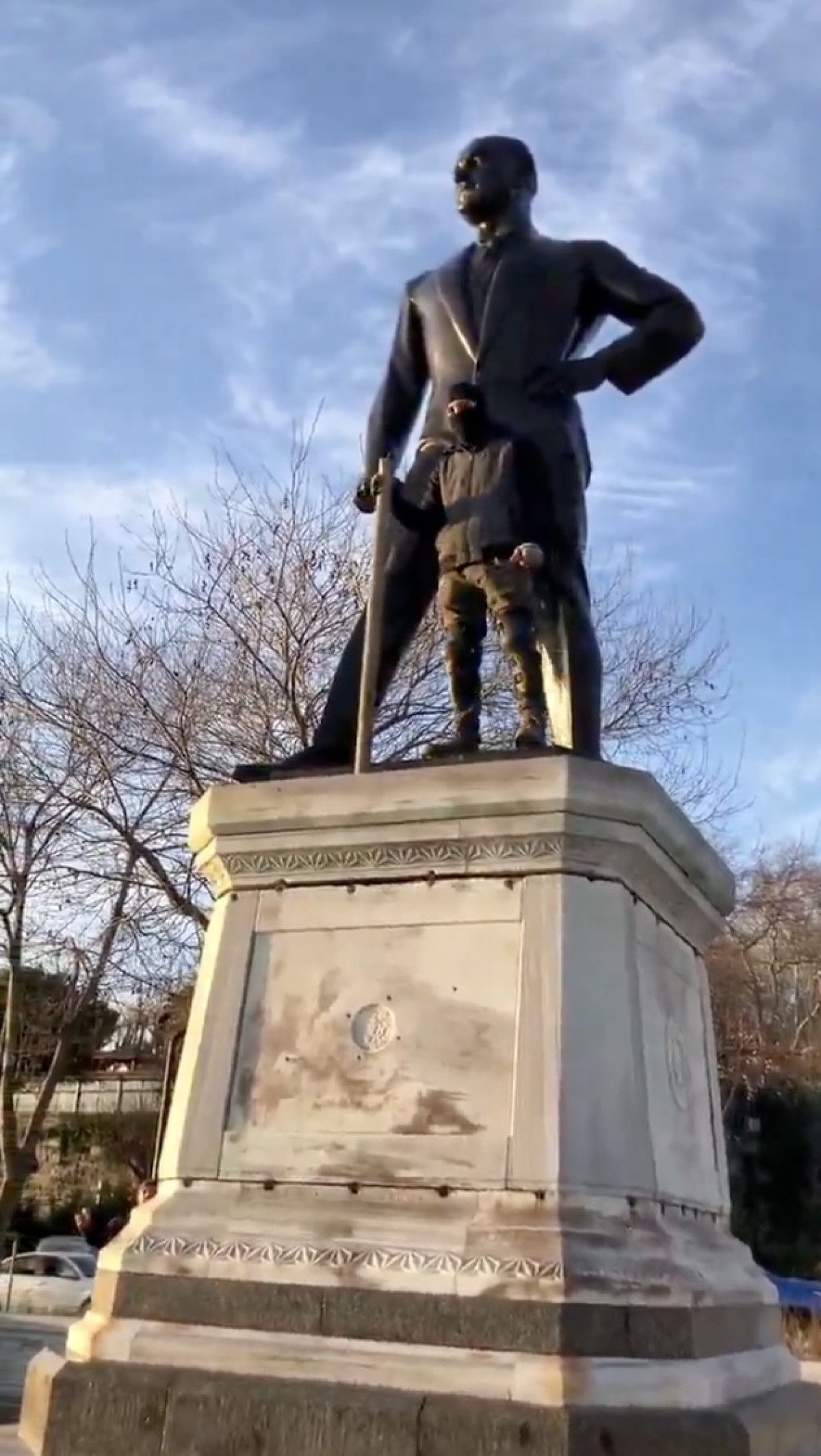 istanbul sarayburnunda maskeli bir sahis ataturk heykeline saldirdi 1 WJpUbj1W