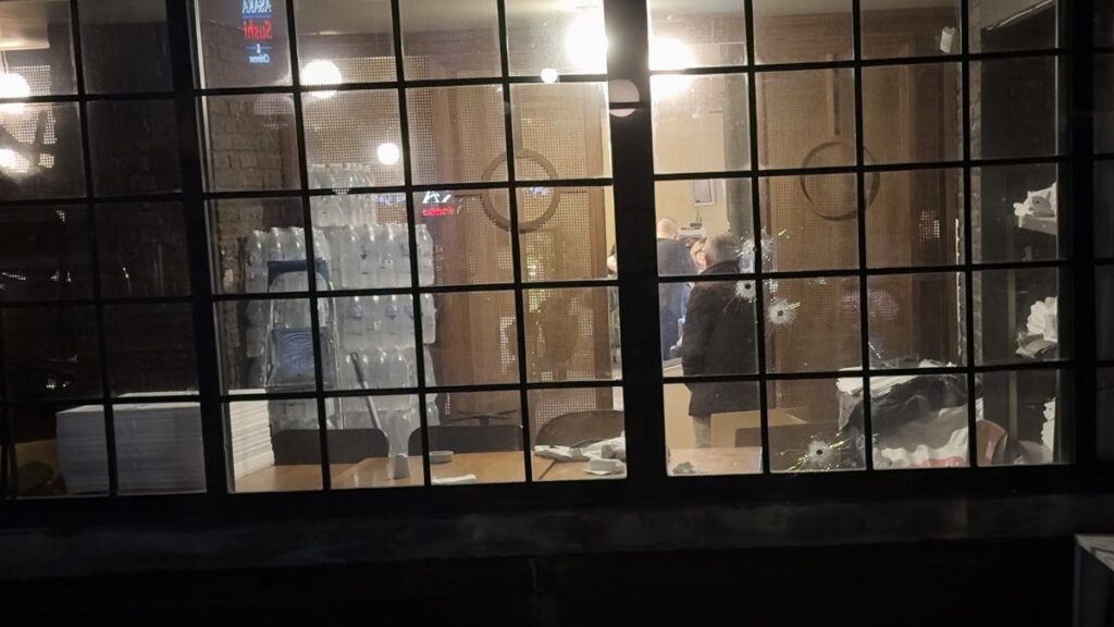 istanbul sislide restorana silahli saldiri kacan supheli araniyor YSyP13vK