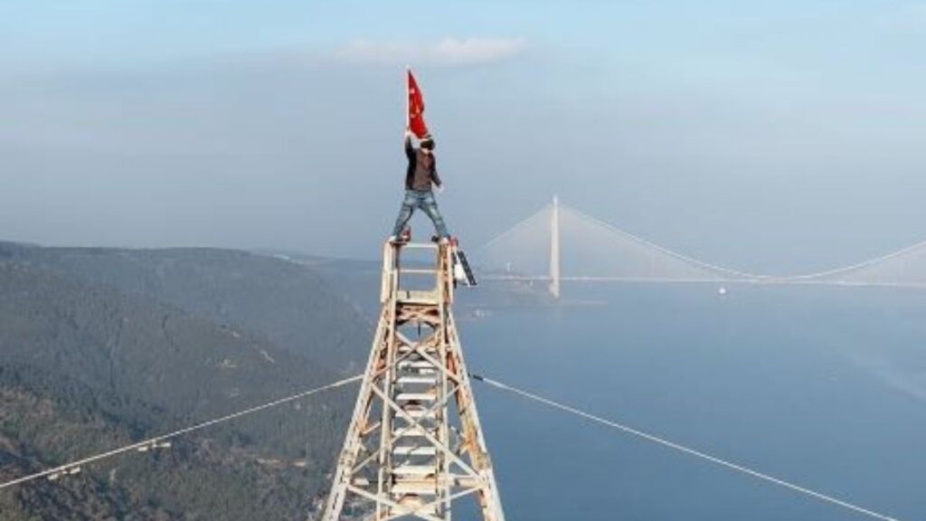 istanbulda 150 metre yuksege tirmanan sporcu otel faciasinda yasamini yitirenler icin turk bayragi acti 1tvYhAnV