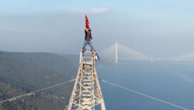 istanbulda 150 metre yuksege tirmanan sporcu otel faciasinda yasamini yitirenler icin turk bayragi acti 1tvYhAnV