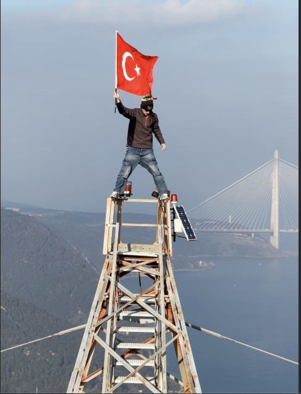 istanbulda 150 metre yuksege tirmanan sporcu otel faciasinda yasamini yitirenler icin turk bayragi acti y1zbJhN8