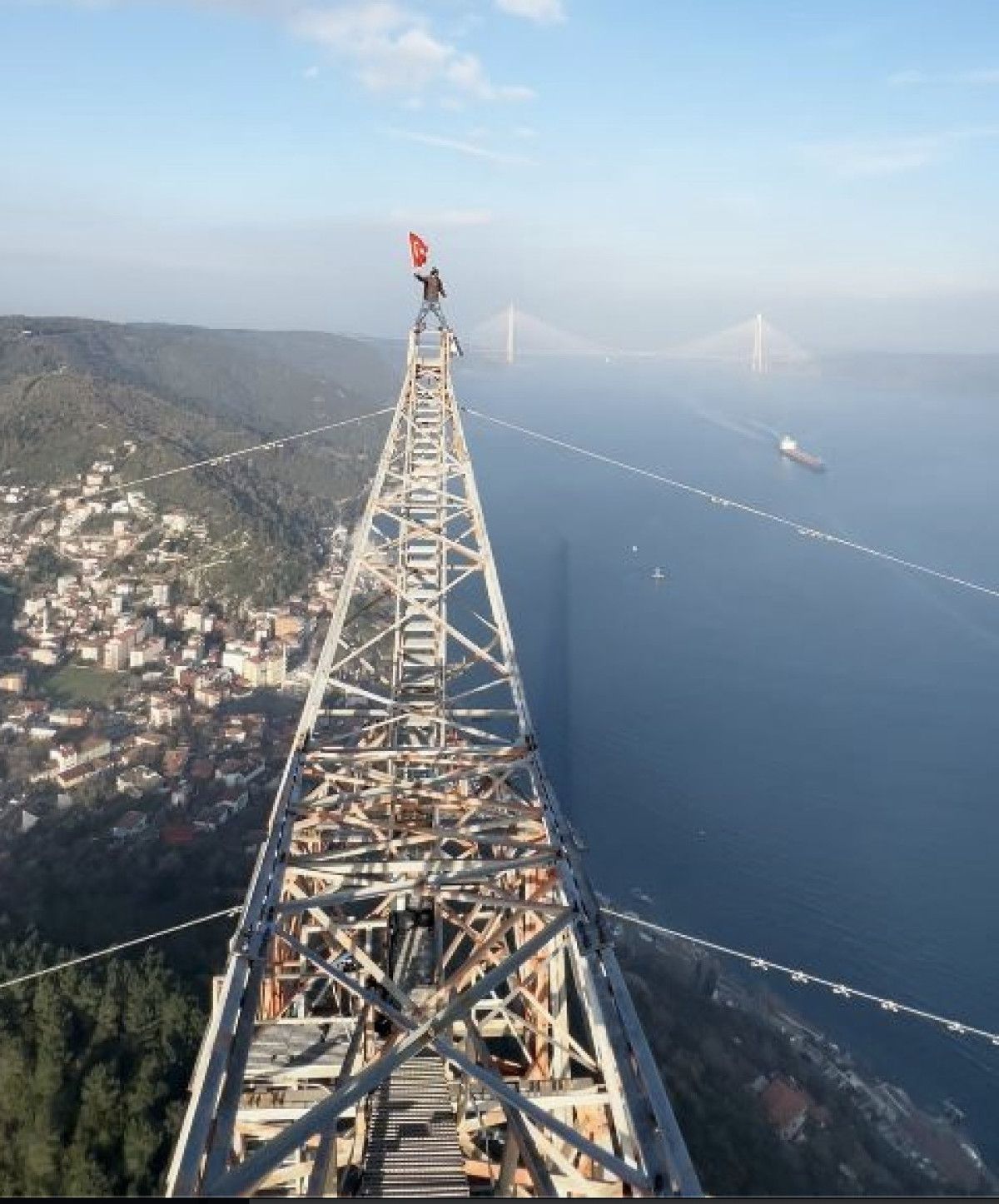 istanbulda 150 metre yuksege tirmanan sporcu otel faciasinda yasamini yitirenler icin turk bayragi acti yIIyNLOp
