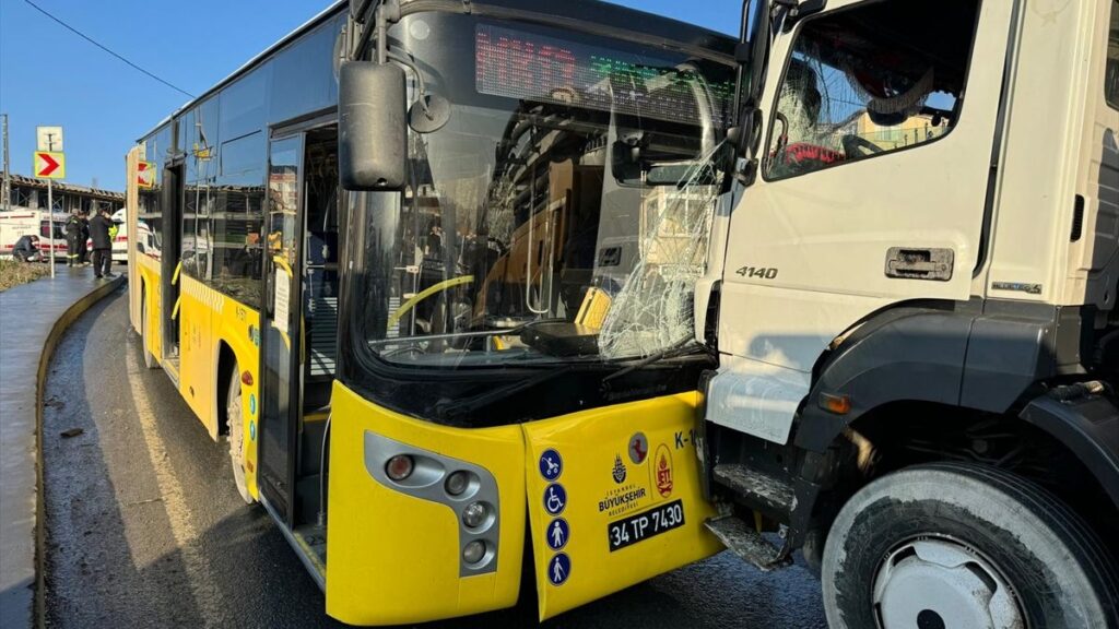istanbulda 3 iett otobusu ayni cadde uzerine kaza yapti uCGKhvda