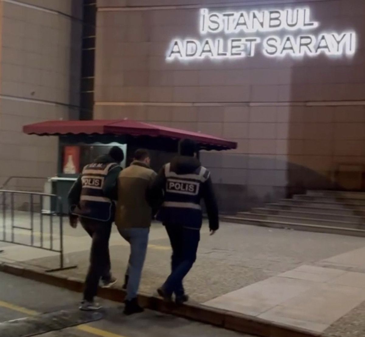 istanbulda ablasiyla tartisan enistesine acimadi 0 dmdCOacf