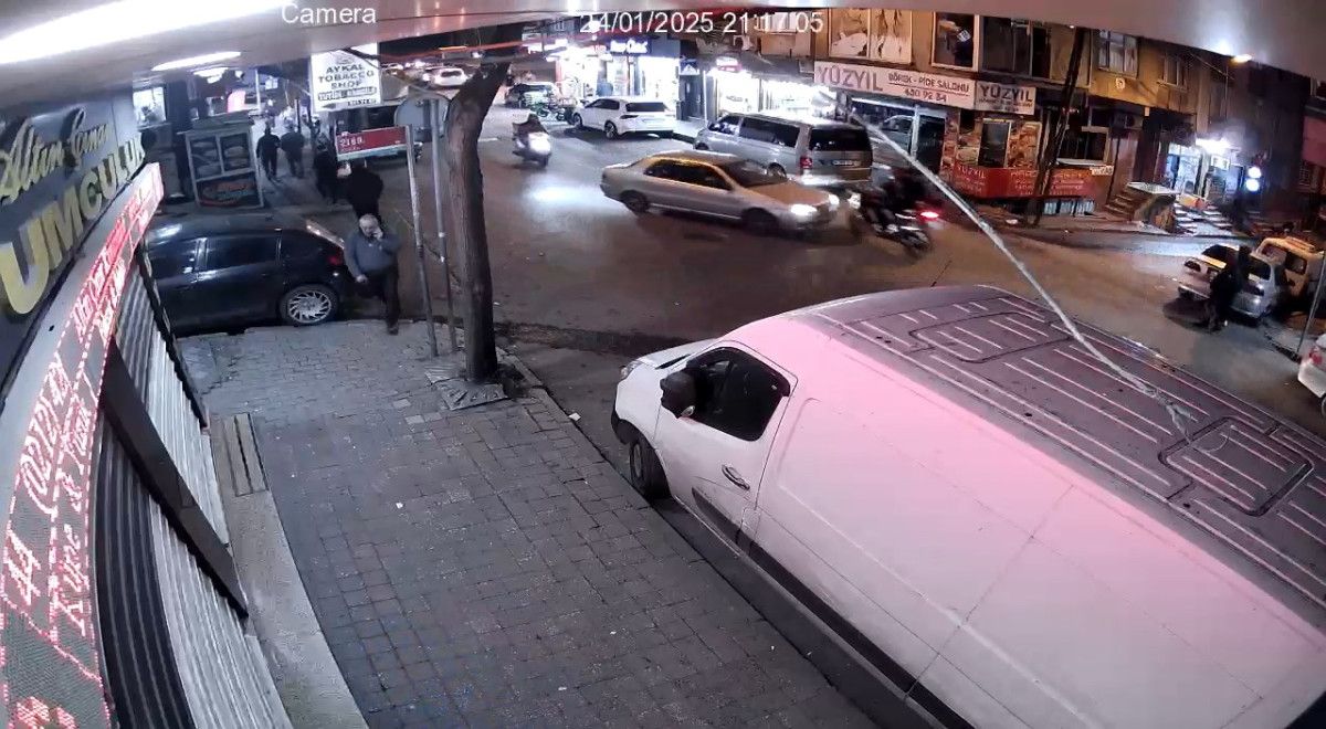 istanbulda otomobil motosikletli polislere carpti 0 tS9KfiY6