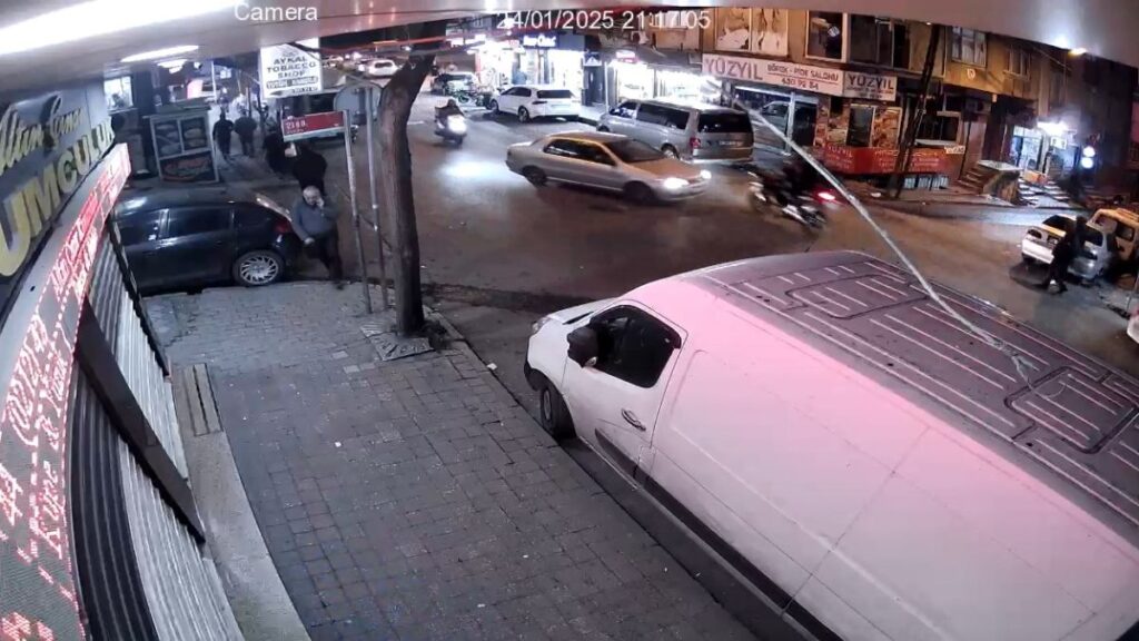 istanbulda otomobil motosikletli polislere carpti WsNyLLEh