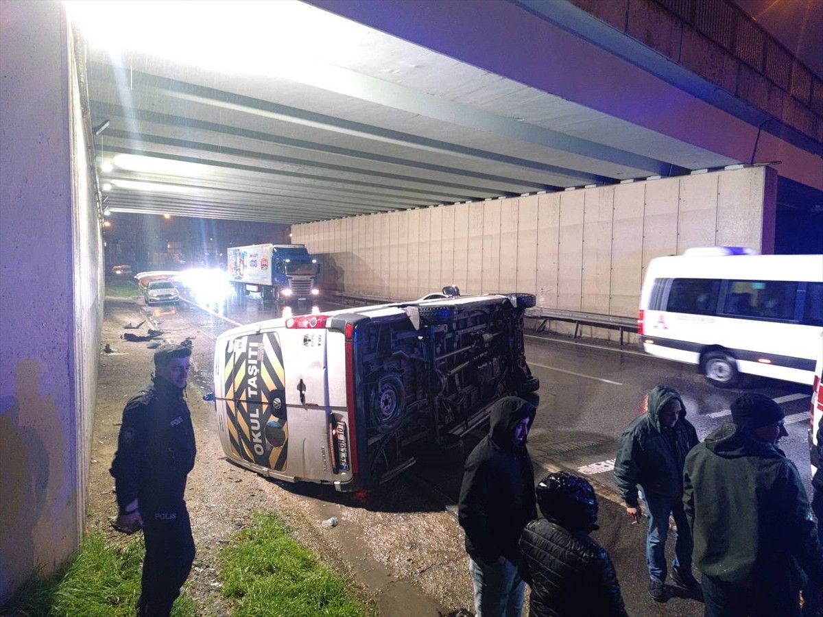 istanbulda servis minibusu devrildi 7 yarali 0 KuHDQ71A