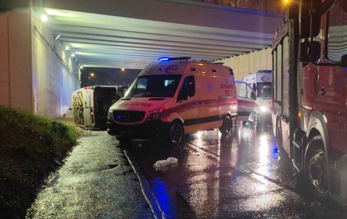 istanbulda servis minibusu devrildi 7 yarali 1 QCXtqp46