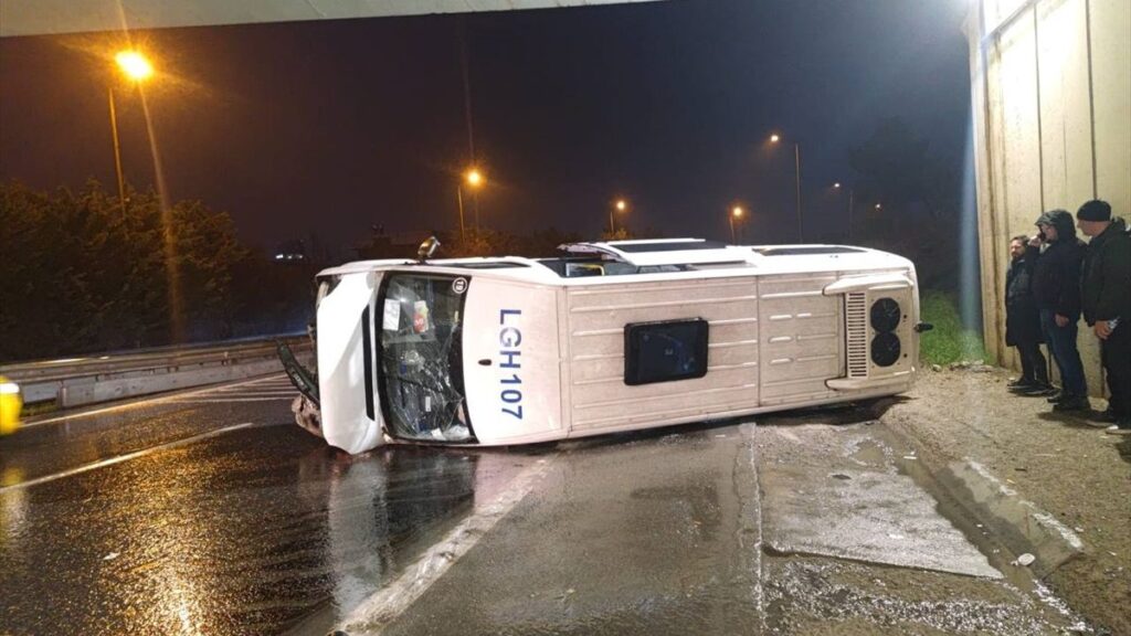 istanbulda servis minibusu devrildi 7 yarali ADmKdhRW