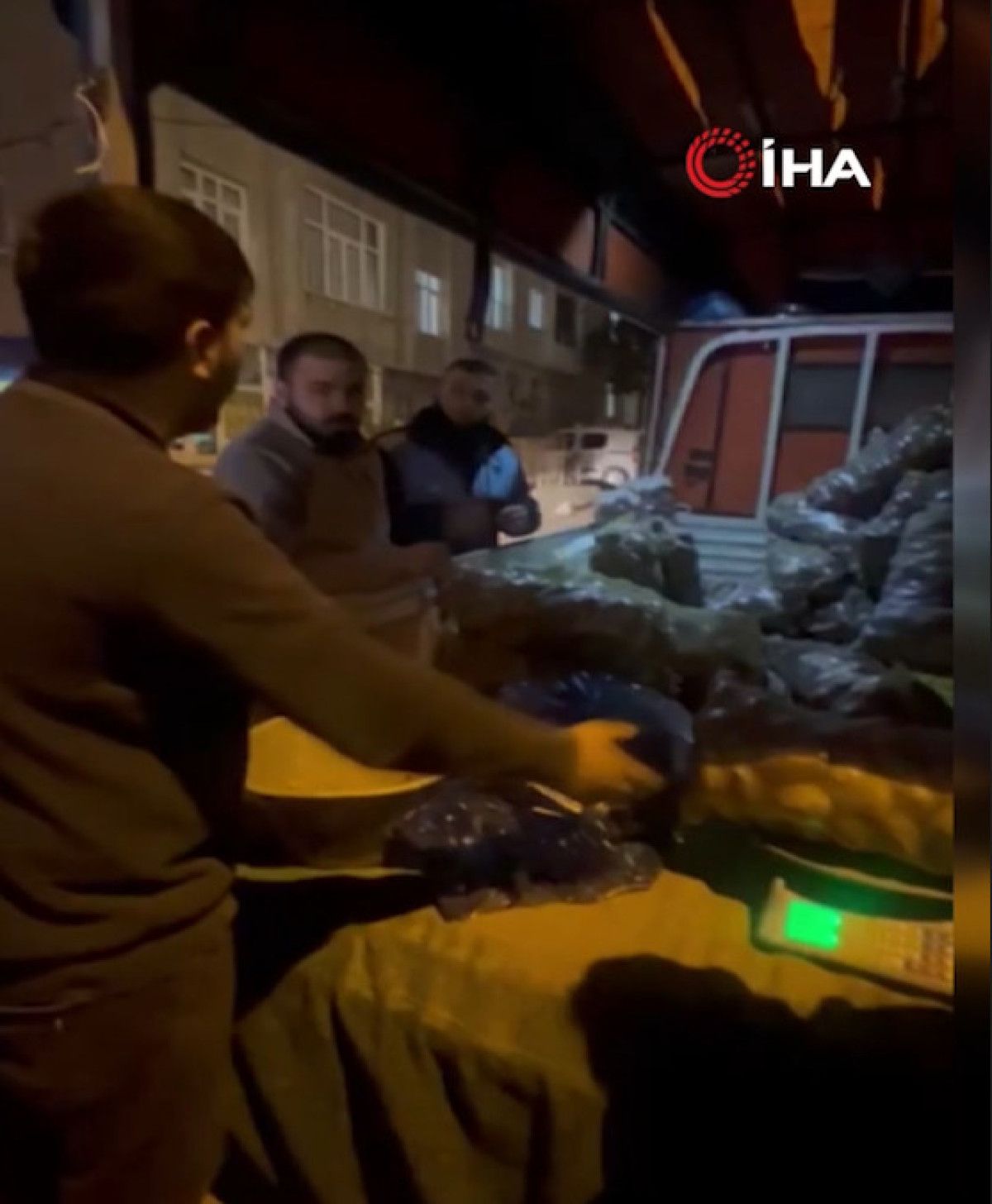 istanbulda seyyar satinin oyunu kisa surdu 21 kilogram diye sattigi patates 10 kilogram cikti O3vzAB2Q