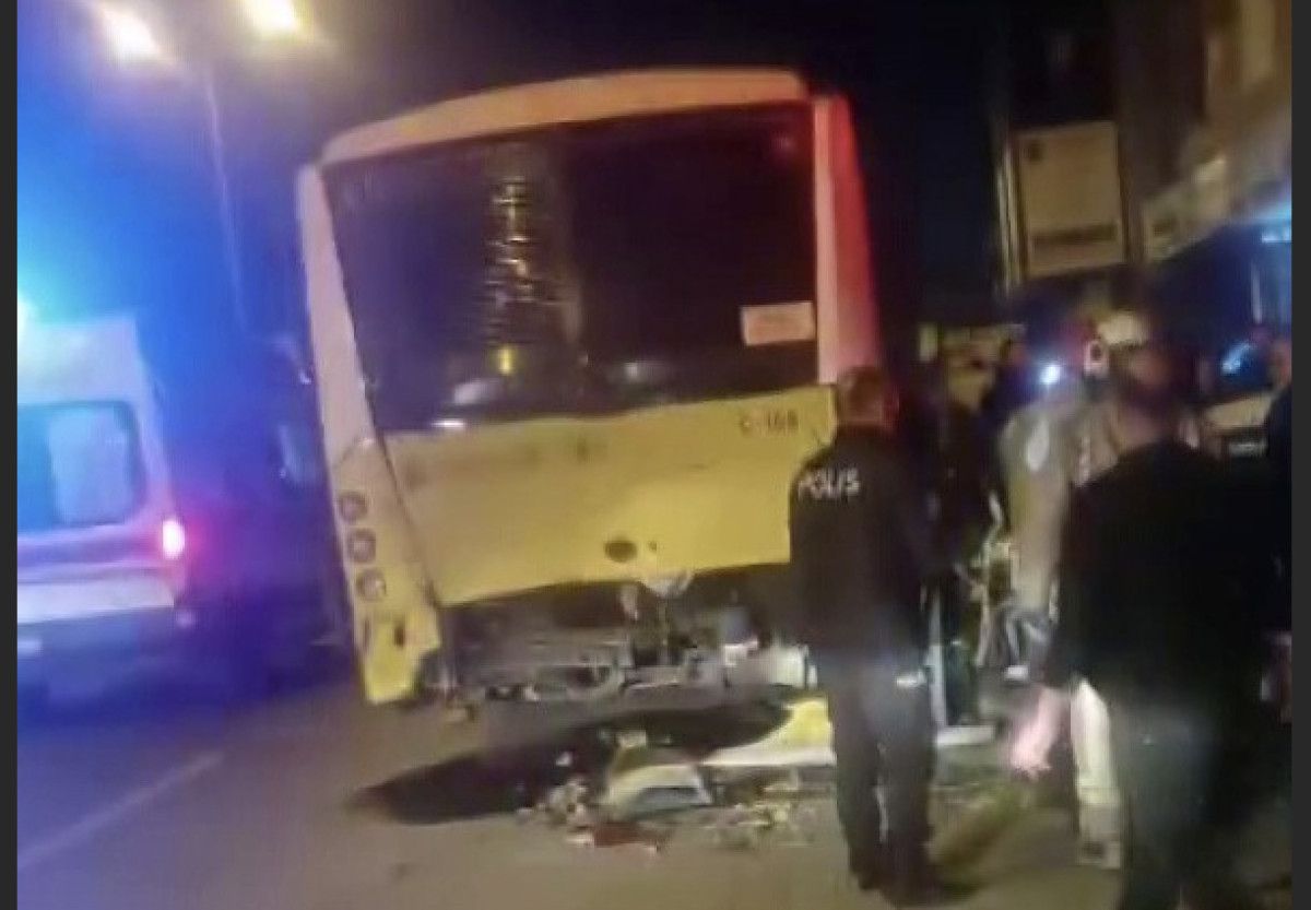 istanbulda suratle gelen otomobil duran iett otobusune arkadan carpti 0 idAmE2QJ