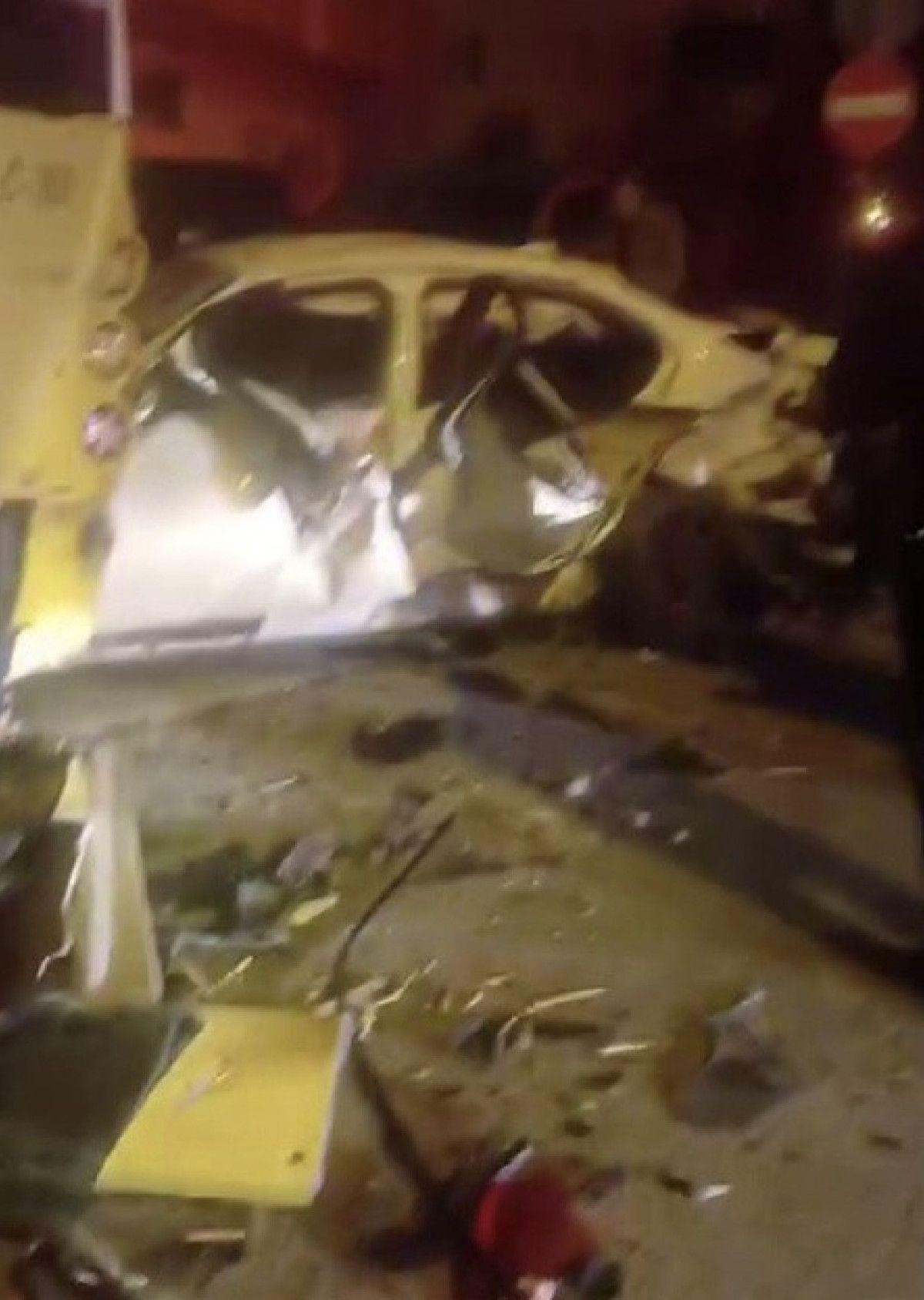 istanbulda suratle gelen otomobil duran iett otobusune arkadan carpti 1 TnEzD7Dy