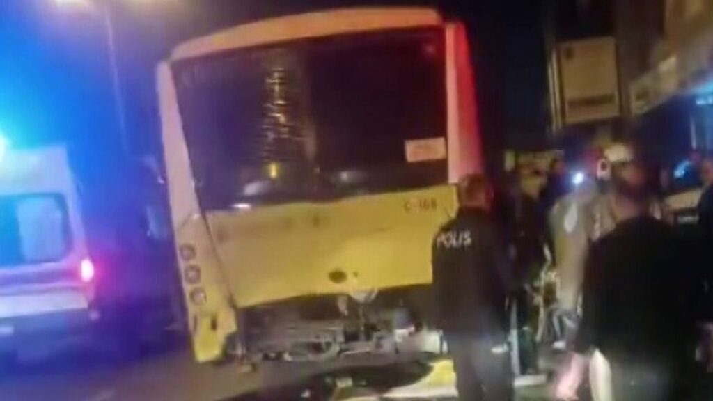 istanbulda suratle gelen otomobil duran iett otobusune arkadan carpti a4saM6E5