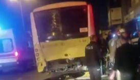 istanbulda suratle gelen otomobil duran iett otobusune arkadan carpti a4saM6E5