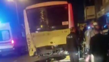 istanbulda suratle gelen otomobil duran iett otobusune arkadan carpti a4saM6E5