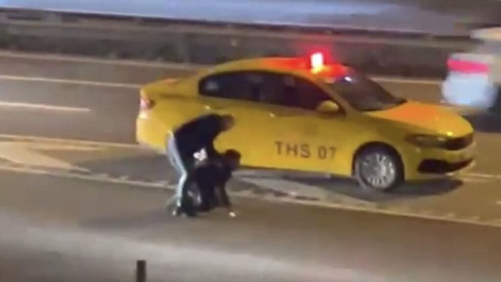 istanbulda ucretini alamadigi musterisini yol ortasinda dovdu BiWOZ7DW