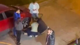 izmirde sirtindan bicaklanan gence vatandaslar yardim etti BMzhv1um