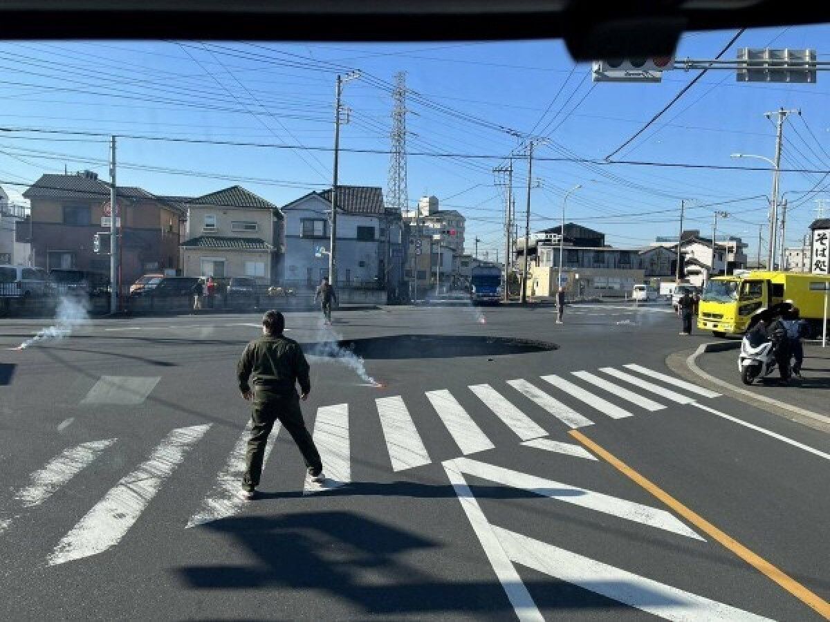 japonyada yol coktu dev cukura kamyonet dustu 0 Z8KBUUqN
