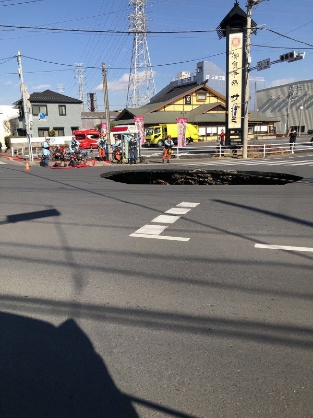 japonyada yol coktu dev cukura kamyonet dustu 2 jkHJhiJ7