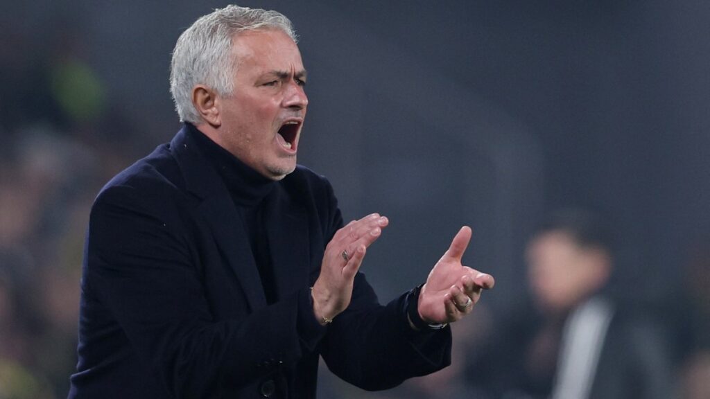 jose mourinho macta iki tane hatali kirmizi kart var rMy8BX1c