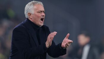 jose mourinho macta iki tane hatali kirmizi kart var rMy8BX1c