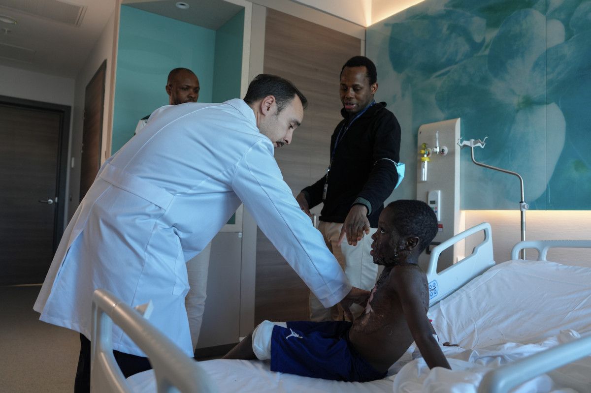 kamerunda boynu yanip cenesi govdesine yapisan cocuk turkiyede sifa buldu 3