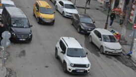 karsta 5 kisiye bir arac dusuyor dSbTVKZW