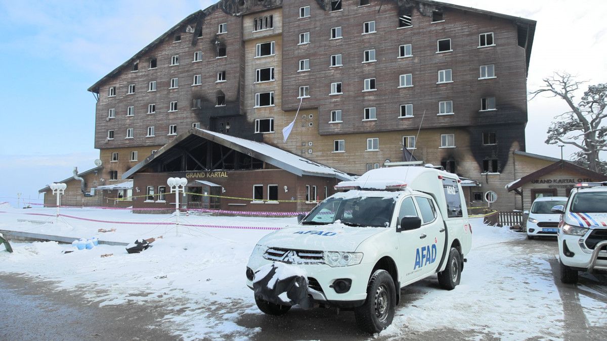 kartalkayada yanan otelin cevresinde guvenlik cemberi olusturuldu 1 u8lKbN1s