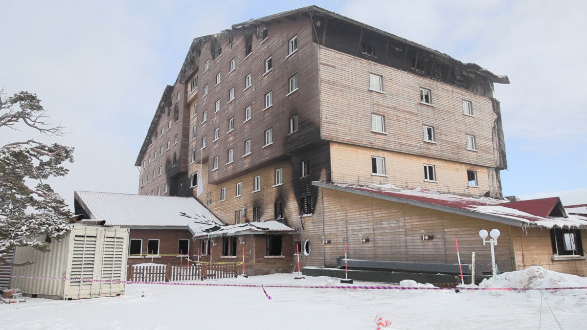 kartalkayada yanan otelin cevresinde guvenlik cemberi olusturuldu 4 PIlvSUYh
