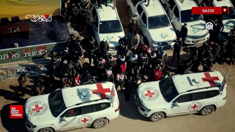 Kassam Tugayları Gazze’deki 4 esirin Kızılhaç’a teslim görüntülerini paylaştı 1 kassam tugaylari gazzedeki 4 esirin kizilhaca teslim goruntulerini paylasti TPAKEuIf