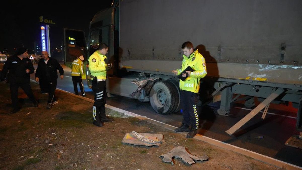 kirikkalede tirla otomobil carpisti 2 kisi yaralandi 1 SkjM9kki