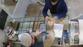 kirklarelide kuyumcudan bilezikleri calip kacan supheli tutuklandi 1znF5dV4