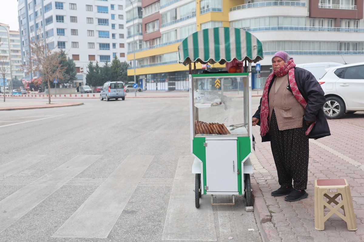 konyada 58 yasindaki kadin evin gecimine katki icin simit tezgahi acti 0 DUWgh1Gv